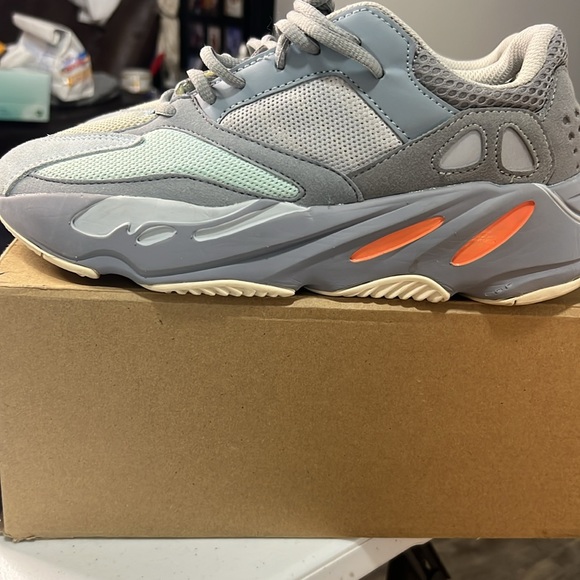 yeezy 700 with replacement  box 8men 9.5w EUC - Picture 4 of 4